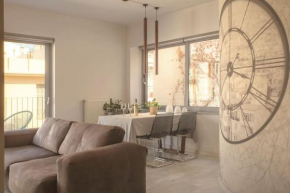 Luxury Apt with Parking-Living Stone Silver